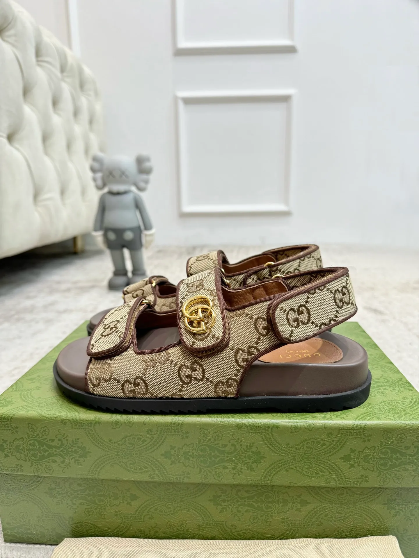 👟👟Ex-factory price 520👟👟 Gucci two-strap Velcro flat sandals beach shoes Early spring series GG classic presbyopic fabric beach sandals are decorated with classic GG presbyopic canvas fabric fabric with double G metal buckle ✔️ Fabric: Original customized imported double G presbyopic ✔️ Lining: imported sheepskin ✔️ Heel: 2.0CM thick sole ✔️ Outsole: Mold imported rubber sole ✔️ Code number: 35-40 (41 customized, non-refundable)